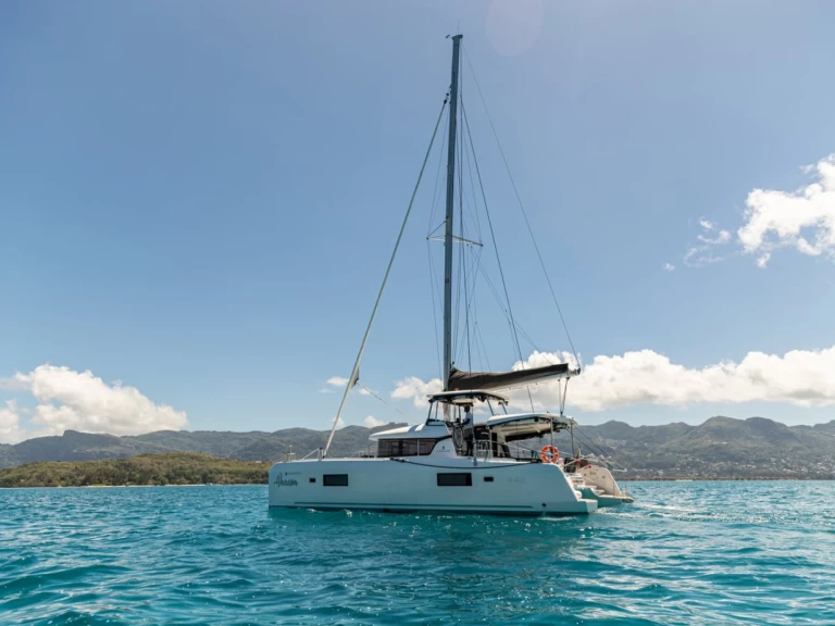 Lagoon Lagoon 42 charter bareboat eller skeppad i Eden Island