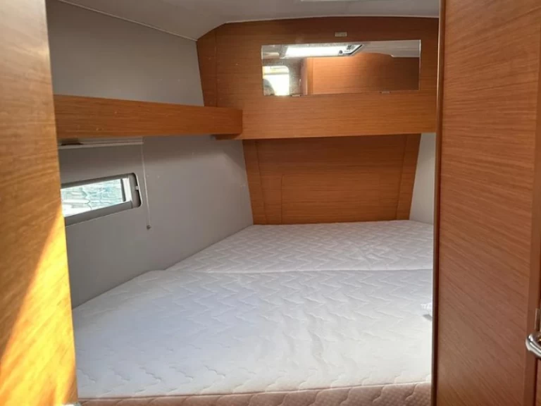 Dufour Dufour 390 GL charter bareboat eller skeppad i Procida