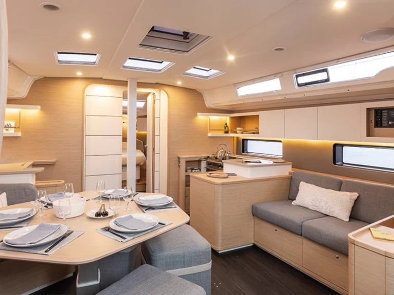 Dufour Dufour 44 charter bareboat eller skeppad i Procida