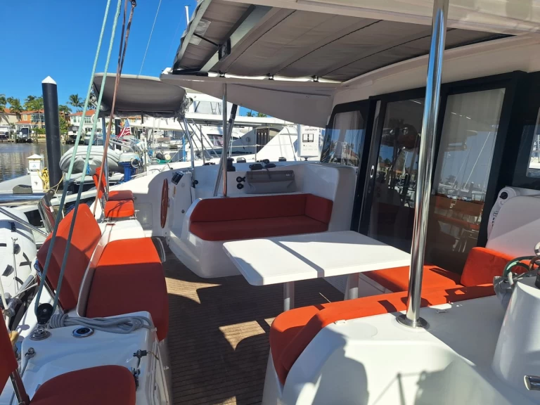 Excess Excess 11 charter bareboat eller skeppad i Burnt Store Marina