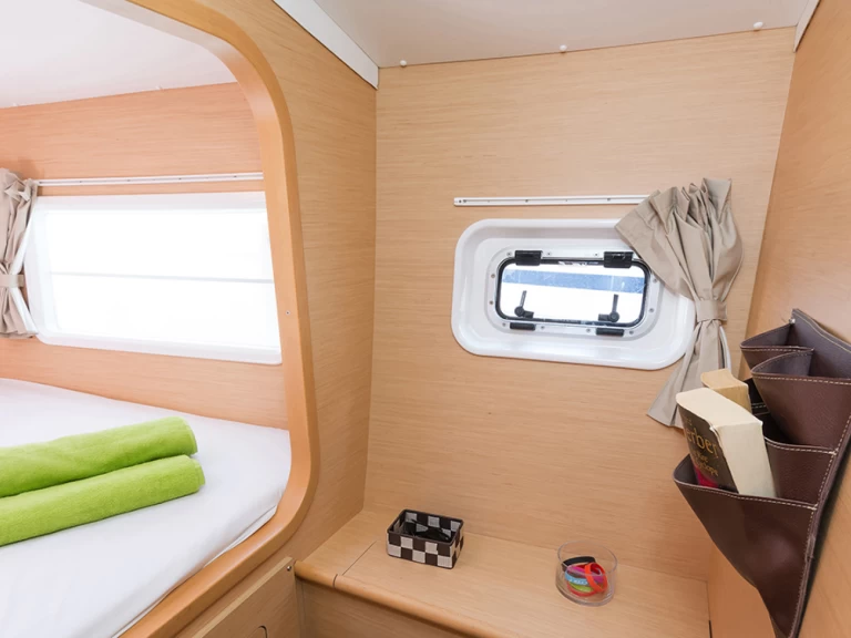 Hyra Katamaran  med eller utan skeppare Lagoon Lavrio 