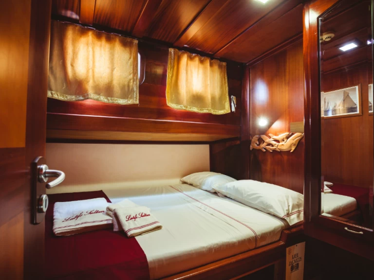  Latife Sultan charter bareboat eller skeppad i Milazzo