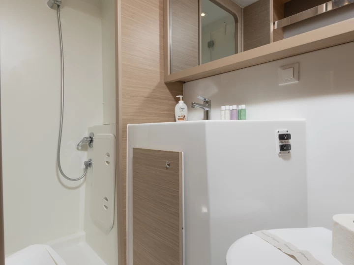 Lagoon Lagoon 42 Millenium charter bareboat eller skeppad i Split 