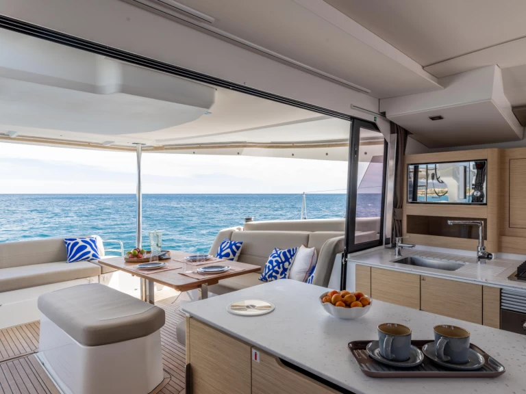 Hyr en Fountaine Pajot FP 44 Marina de Portimão 