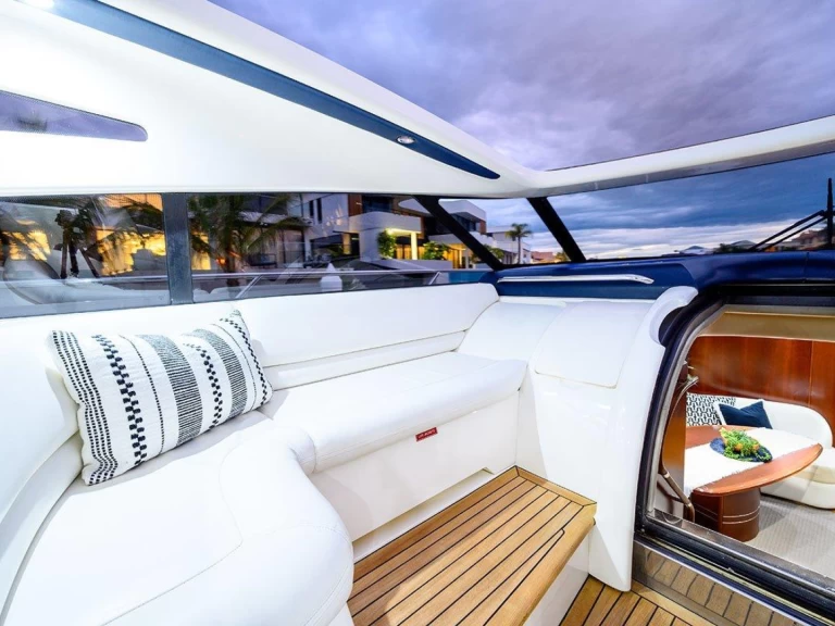 Uthyrning Motorbåt  Princess med en båtlicens 