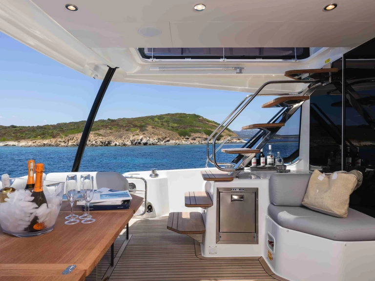 Yacht charter Cugnana Verde billig Prestige M48