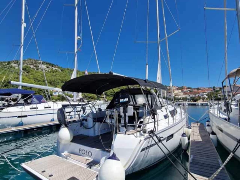 Bavaria Cruiser 37 charter bareboat eller skeppad i Pula 
