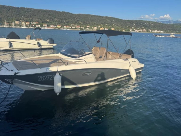 Quicksilver Activ 675 Sundeck charter bareboat eller skeppad i Rab