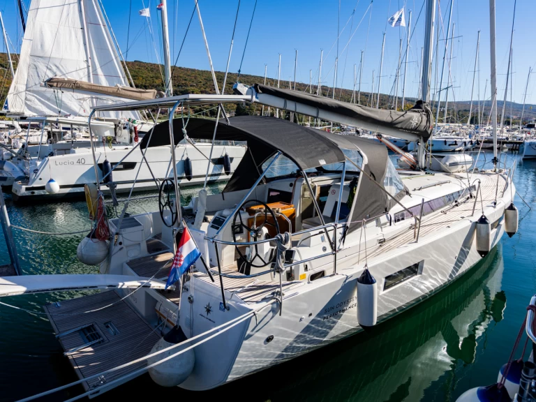 Uthyrning Segelbåt  Jeanneau med en båtlicens 