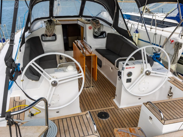 Elan Impression 40.1 charter bareboat eller skeppad i Punat