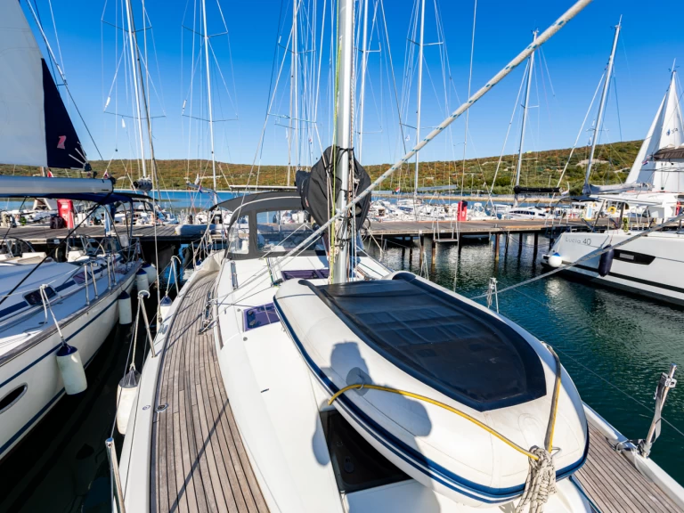 Jeanneau Sun Odyssey 440 charter bareboat eller skeppad i Punat