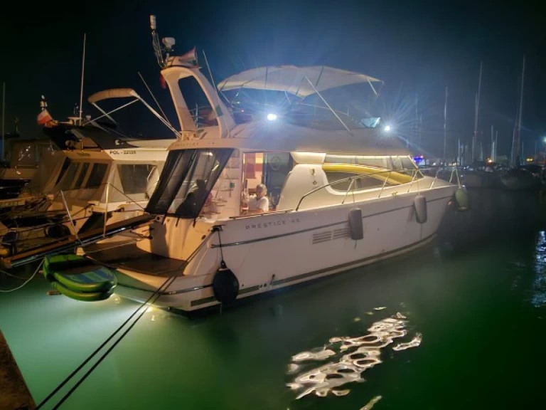 Jeanneau Prestige 460 Fly charter bareboat eller skeppad i Umag