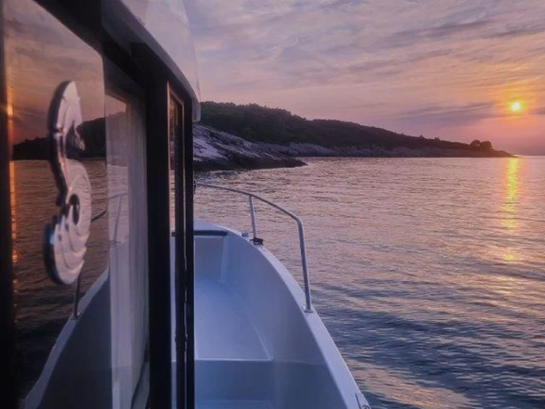 Uthyrning Motorbåt  Bénéteau med en båtlicens 