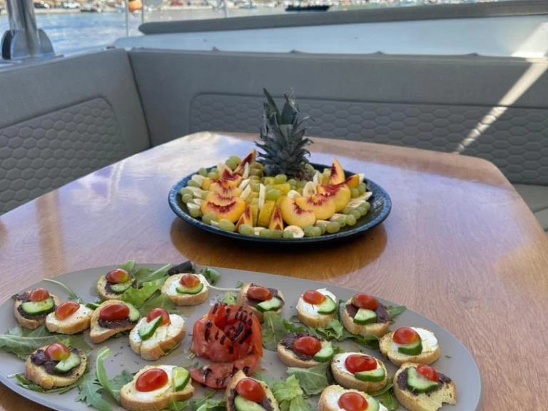 Hyra Katamaran  med eller utan skeppare Lagoon Ornós 