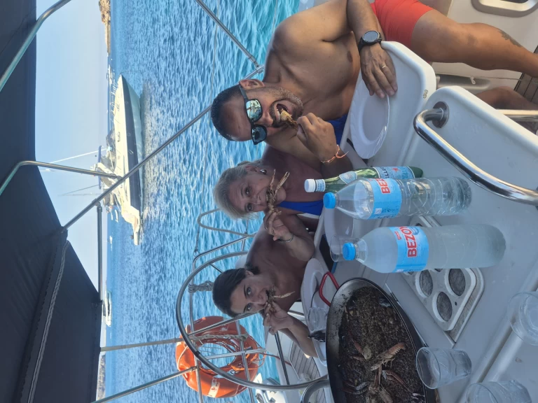 Uthyrning Segelbåt  Jeanneau med en båtlicens 