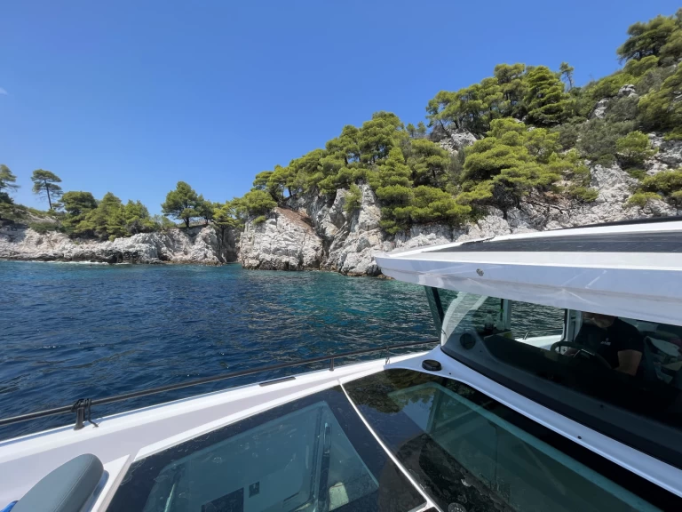 Uthyrning Motorbåt  Axopar med en båtlicens 