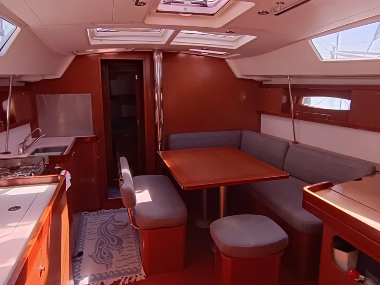 Hyra Segelbåt  med eller utan skeppare Bénéteau Bari 