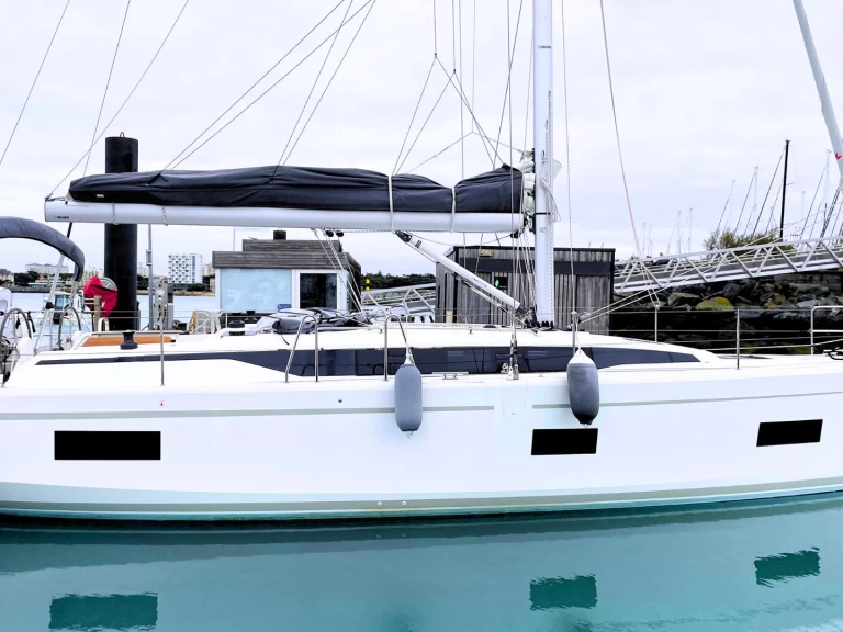 Bavaria Bavaria C38 charter bareboat eller skeppad i La Rochelle