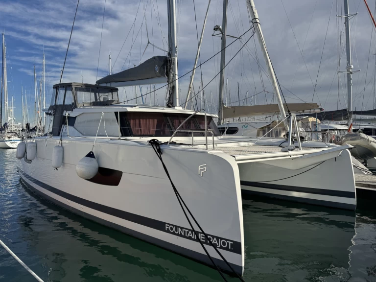 Fountaine Pajot Isla 40 charter bareboat eller skeppad i La Rochelle