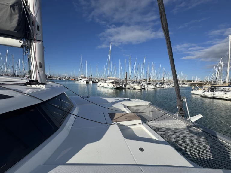 Fountaine Pajot Aura 51 charter bareboat eller skeppad i La Rochelle