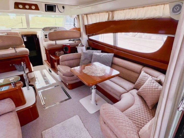 Motorbåt  för uthyrning Bol till det bästa priset 