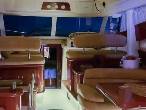 Jeanneau Prestige 46 charter bareboat eller skeppad i Bol