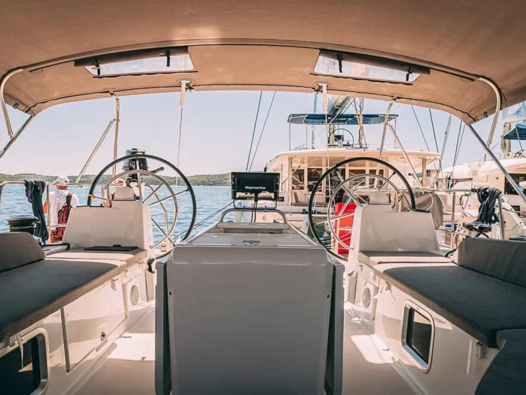 Jeanneau Jeanneau 54 charter bareboat eller skeppad i Le Marin