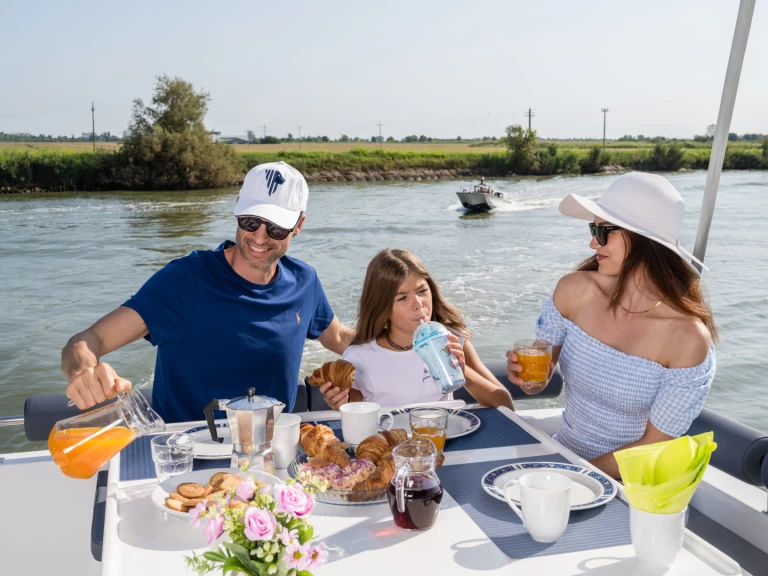 Uthyrning Kanalbåt Delphia med en båtlicens 