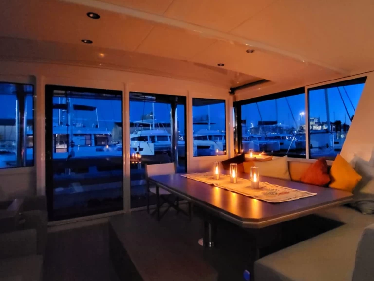 Bali Bali 5.4 charter bareboat eller skeppad i Jolly Harbour