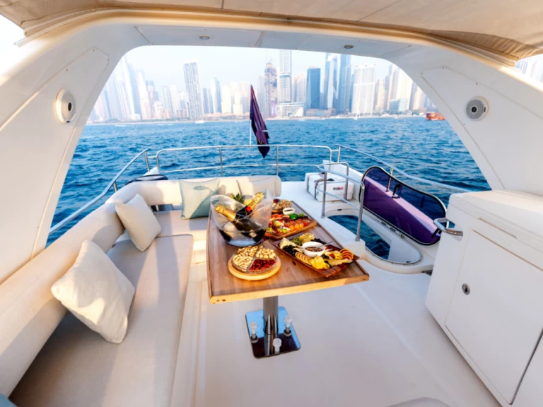 Hyr en Azimut Azimut 53 Fly Dubai Marina 