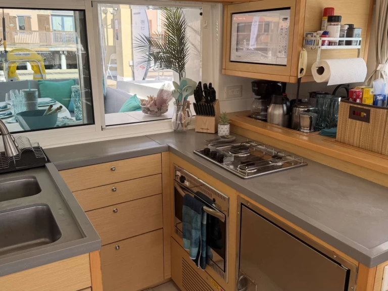 Lagoon NEON MOON charter bareboat eller skeppad i Brittiska Jungfruöarna