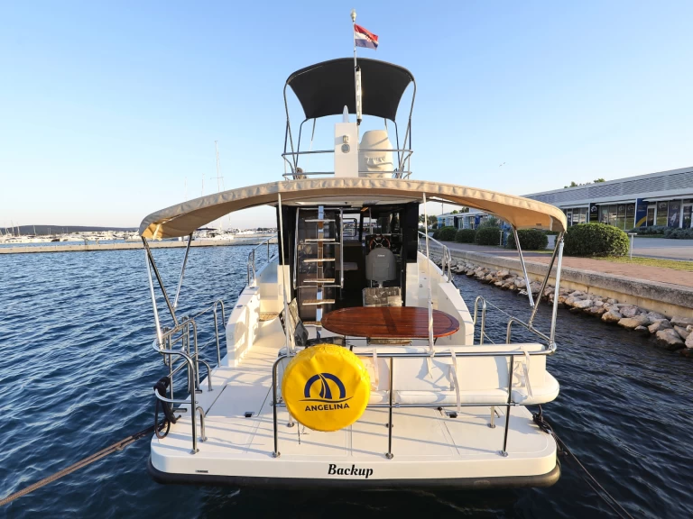 Hyr en Cobra Yachts Futura 40 Grand Horizon Sveti Filip i Jakov 