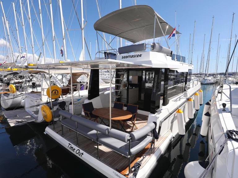 Cobra Yachts Seamaster 45 charter bareboat eller skeppad i Sveti Filip i Jakov