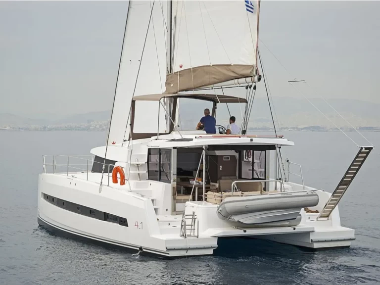 Bali Bali 4.1 charter bareboat eller skeppad i Ávdira