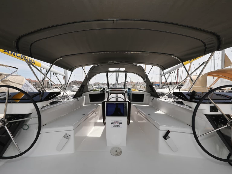 Dufour Dufour 41 charter bareboat eller skeppad i Trogir 