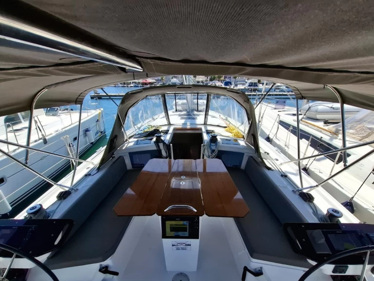 Dufour Dufour 41 charter bareboat eller skeppad i Šibenik 