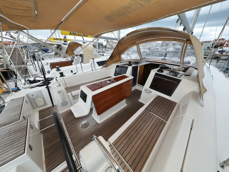 Dufour Dufour 412 Grand Large charter bareboat eller skeppad i Primošten 