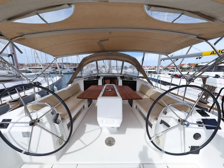 Dufour Dufour 412 Grand Large charter bareboat eller skeppad i Trogir 