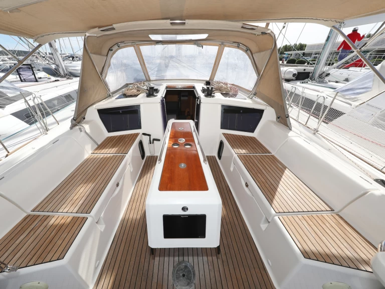 Dufour Dufour 430 Grand Large charter bareboat eller skeppad i Šibenik 