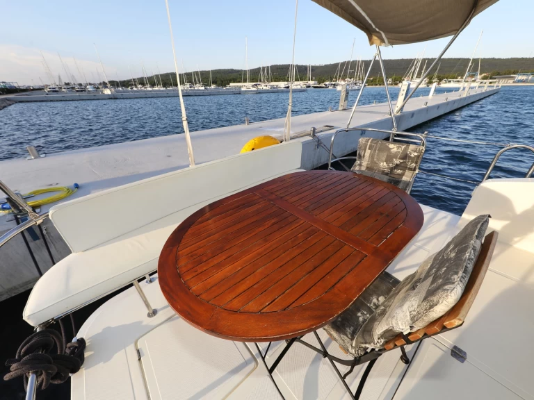 Cobra Yachts Futura 40 Grand Horizon charter bareboat eller skeppad i Sveti Filip i Jakov