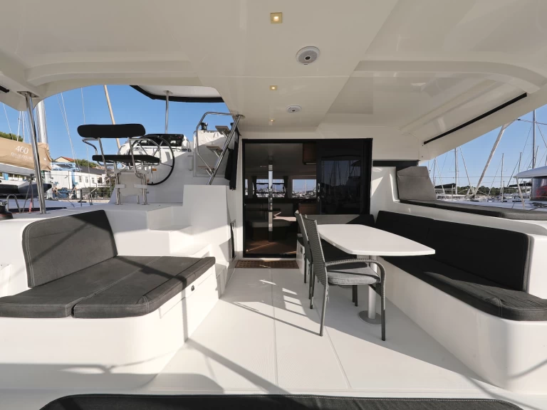 Hyra Katamaran  med eller utan skeppare Lagoon Šibenik  