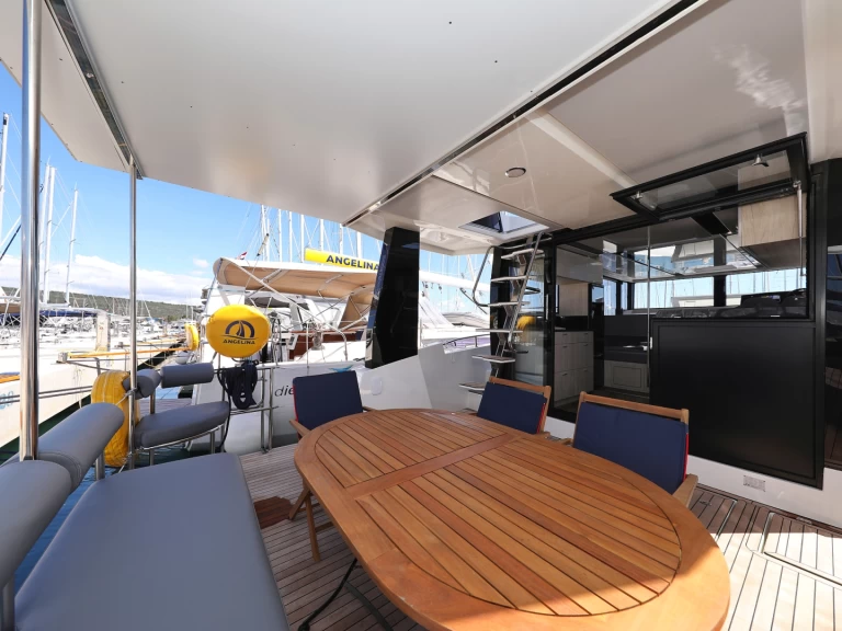 Hyra Lyx yacht med eller utan skeppare Cobra Yachts Sveti Filip i Jakov 