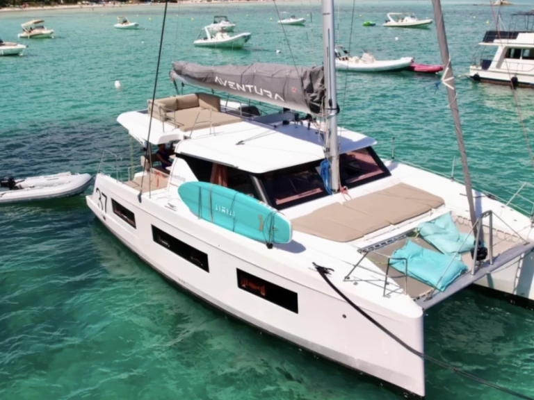 Aventura AV 37 charter bareboat eller skeppad i Porto-Vecchio