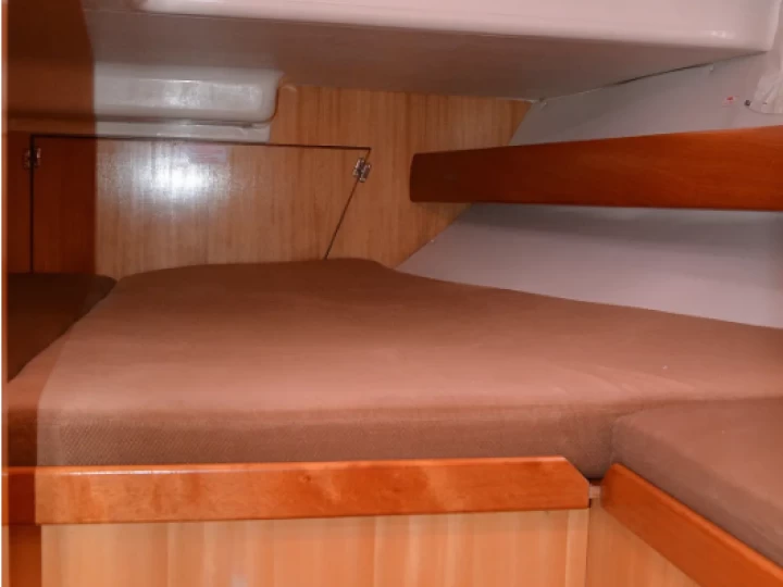 Bavaria Cruiser 46 charter bareboat eller skeppad i Ávdira