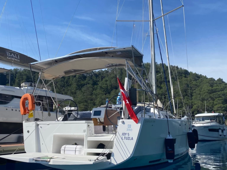 Dufour Dufour 390 charter bareboat eller skeppad i Marmaris