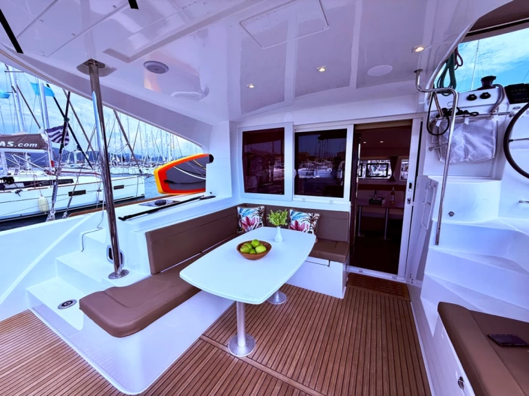 Hyra Katamaran  med eller utan skeppare Lagoon Nidri 