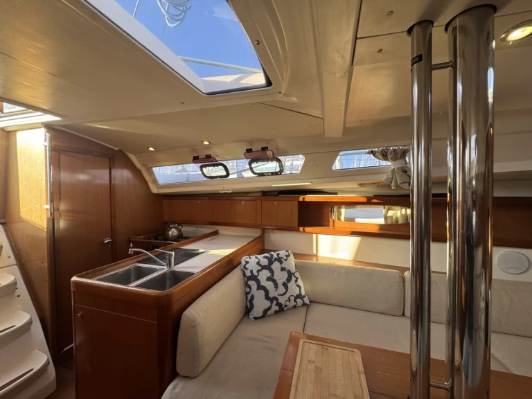 Bénéteau Oceanis 34 charter bareboat eller skeppad i La Rochelle