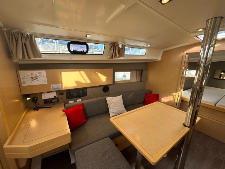 Hyra Segelbåt  med eller utan skeppare Bénéteau La Rochelle 