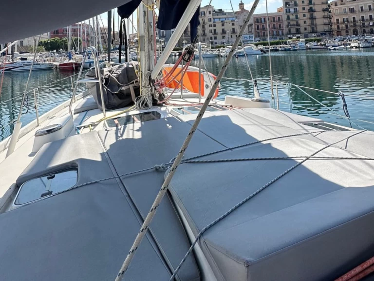 Bénéteau Beneteau 50 charter bareboat eller skeppad i Capo d'Orlando