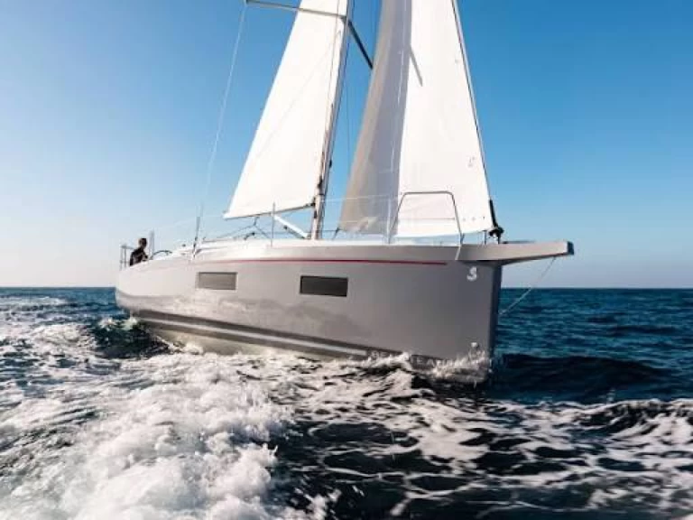Bénéteau Oceanis 34.1 charter bareboat eller skeppad i Arzon